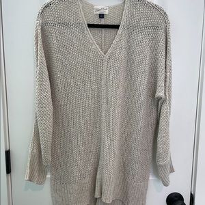 Small universal threads sweater. Good condition. Only worn a few times